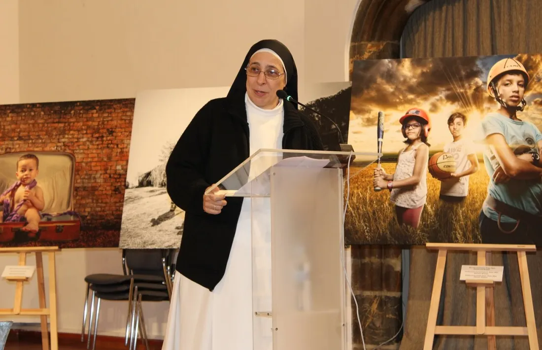 Un moment de la conferència que va oferir sor Lucía Caram.