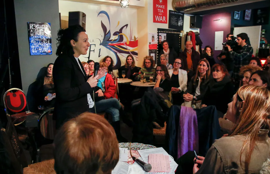 Un moment de la presentació d’Acció Feminista, ahir a la tarda, a La Fada Ignorant.