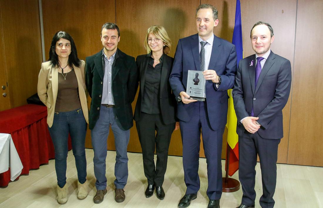 El ministre Xavier Espot va entregar el guardó Olympe de Gouges als representants d’Andorra Telecom i Inlingua, ahir al vespre.