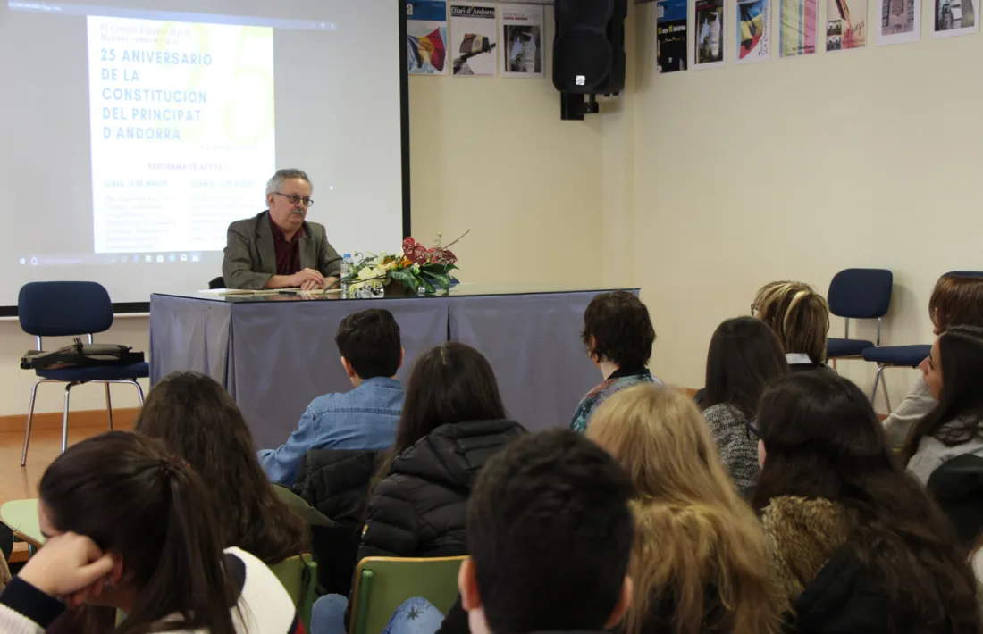 Pere Vilanova durant la xerrada al Col·legi Espanyol María Moliner.