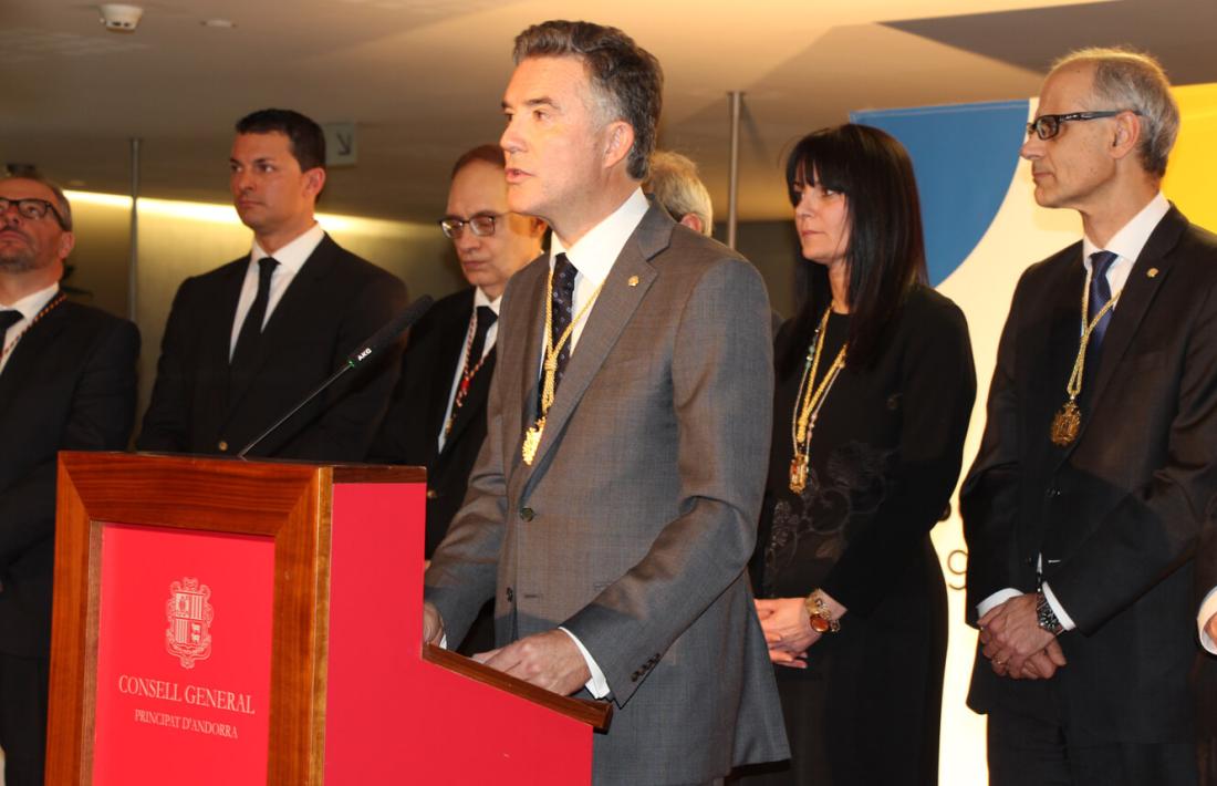 El síndic, Vicenç Mateu, en un moment del seu discurs, acompanyat per la subsíndica, el cap de Govern i els presidents de grup.