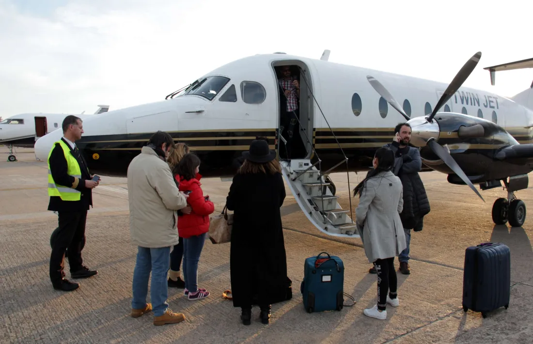 Pla general dels passatgers del vol entre Madrid i La Seu d'Urgell quan van aterrar al Girona-Costa Brava el 9 de març