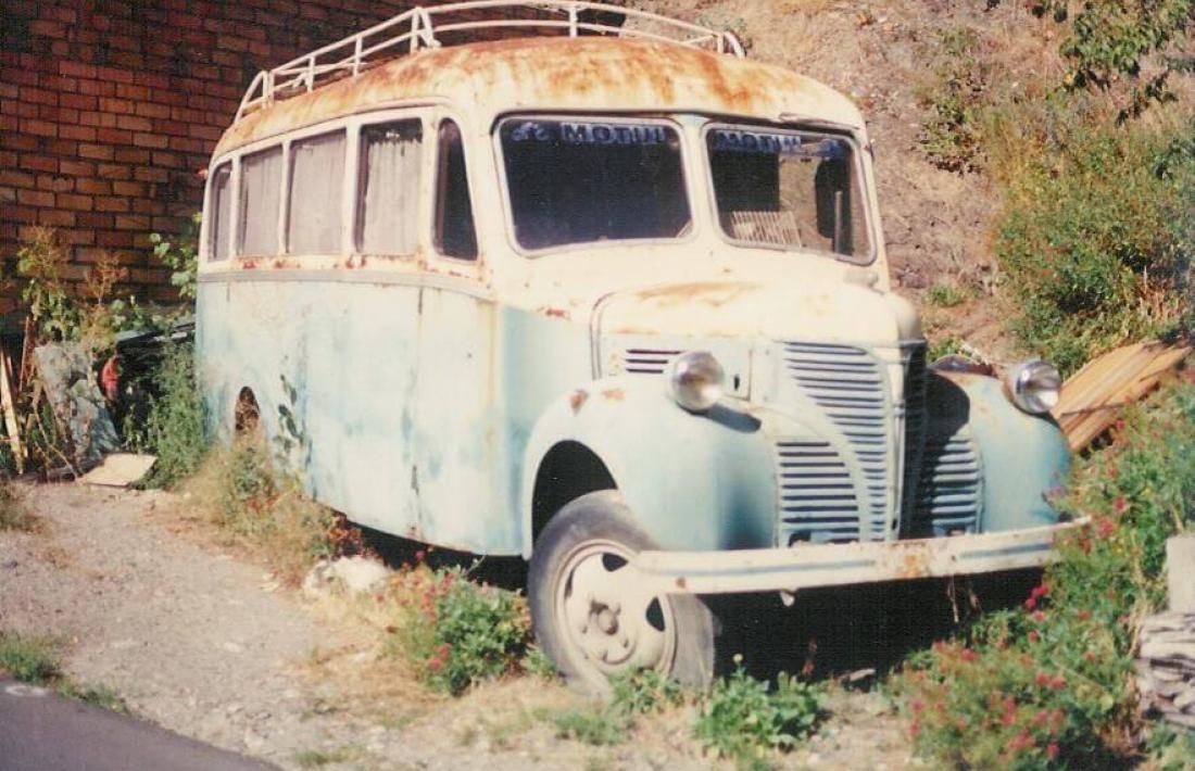 L’autobús, un Dodge Fargo de mitjans anys 40, abandonat en un solar de Fontaneda.