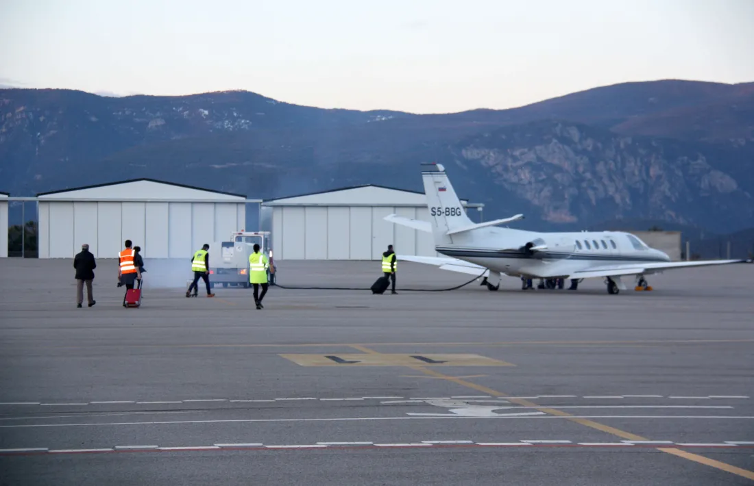 Els passatgers del vol cap a Palma abans de pujar a l’avió, divendres.