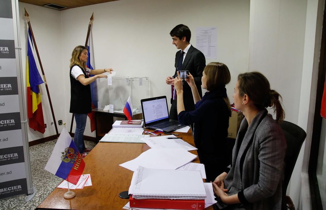 Una resident russa exercint ahir el seu dret a vot als comicis presidencials a la seu del consolat de Rússia a Andorra.
