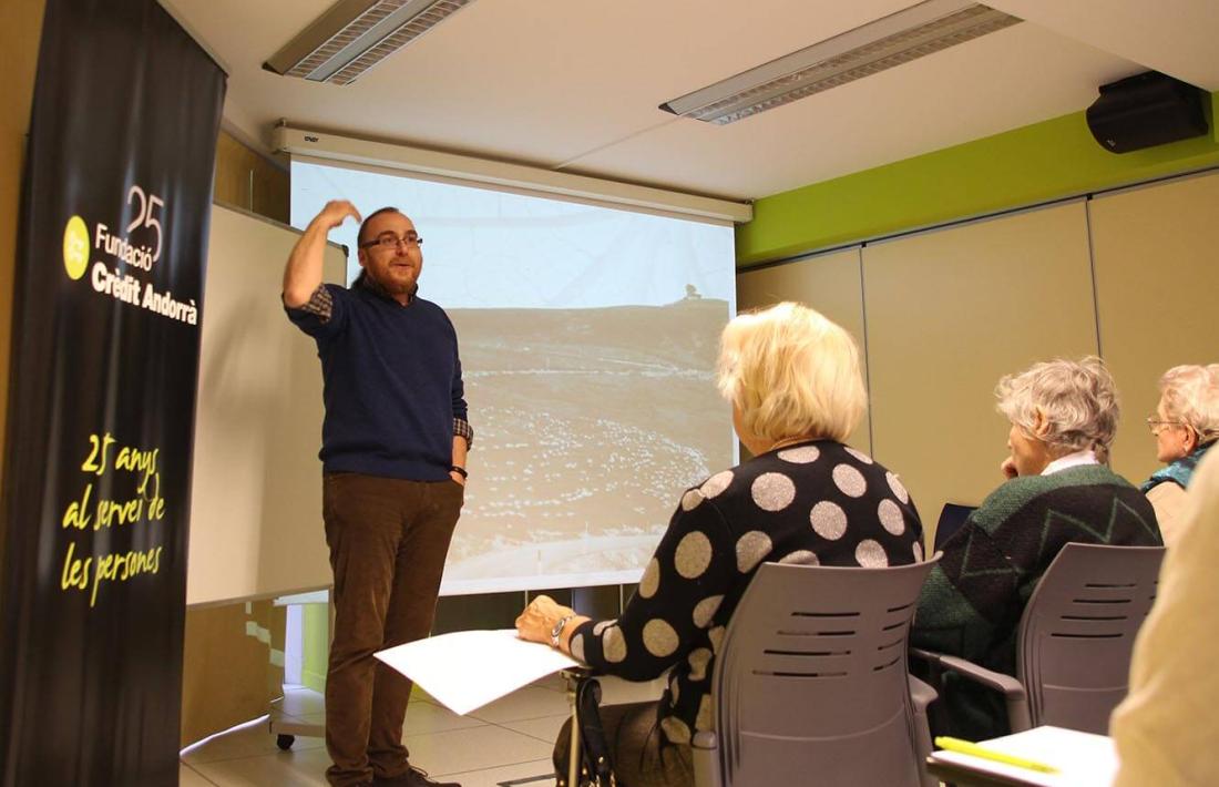 Manel Niell durant la xerrada ‘Usos i costums associats a les plantes a Andorra’, que ha ofert aquest dimarts a la tarda.