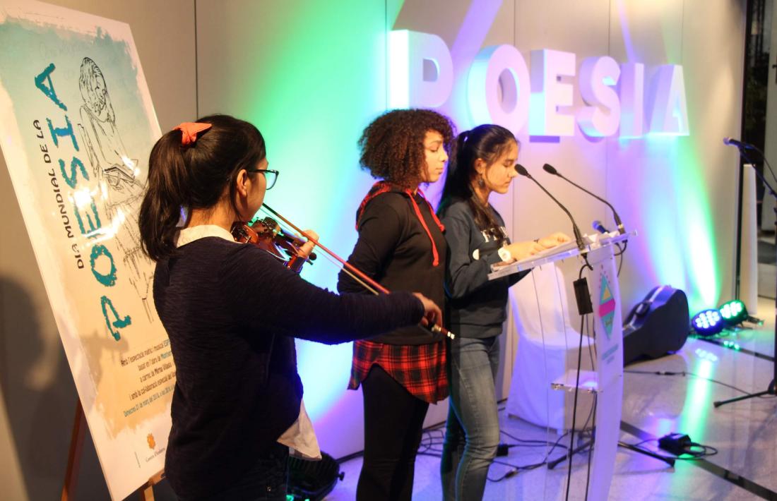 Alumnes del col·legi María Moliner van llegir poemes a la sala d’exposicions del Comú.