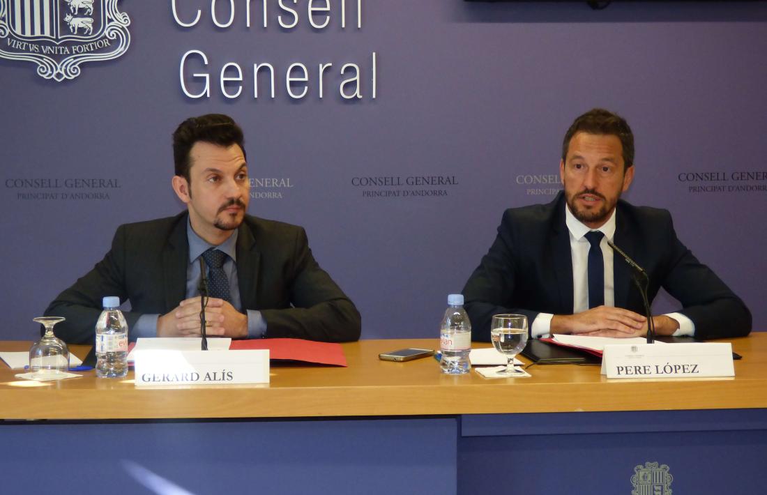 Els consellers generals del PS Gerard Alís i Pere López en la compareixença d’ahir al Consell General.