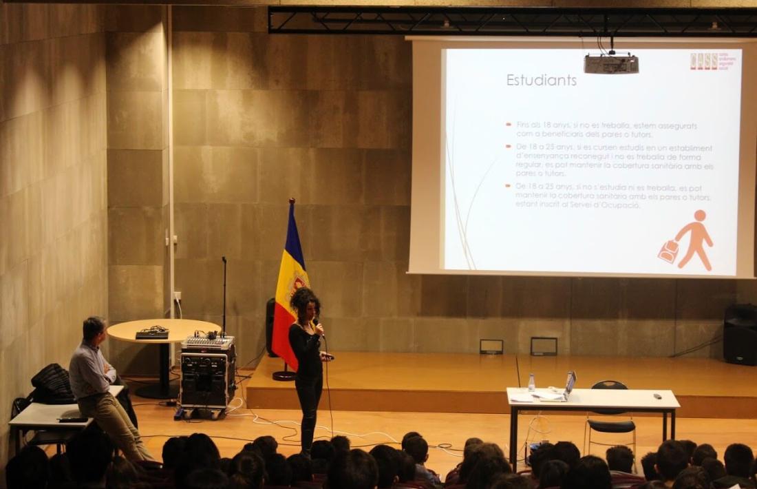 Un moment de les xerrades informatives de la CASS als centres educatius.