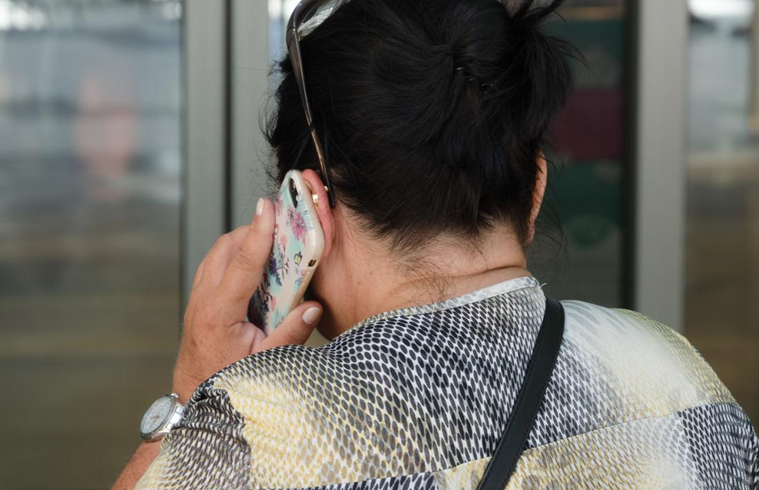 Una dona parla pel telèfon mòbil.