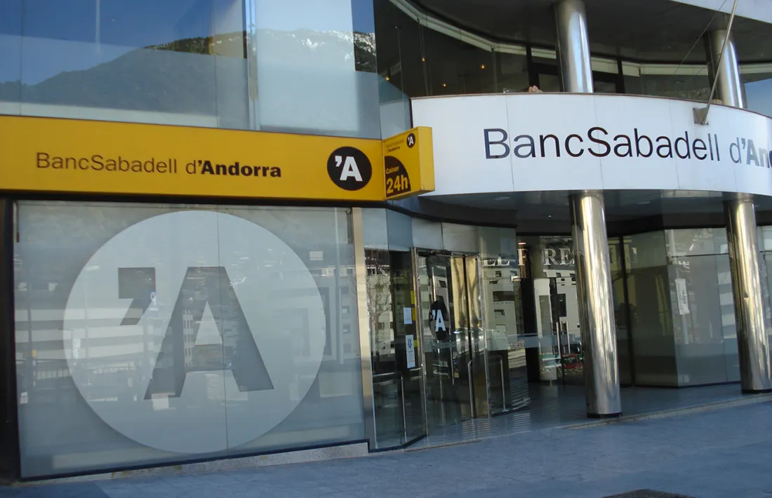 Façana de la seu central de BancSabadell d'Andorra.