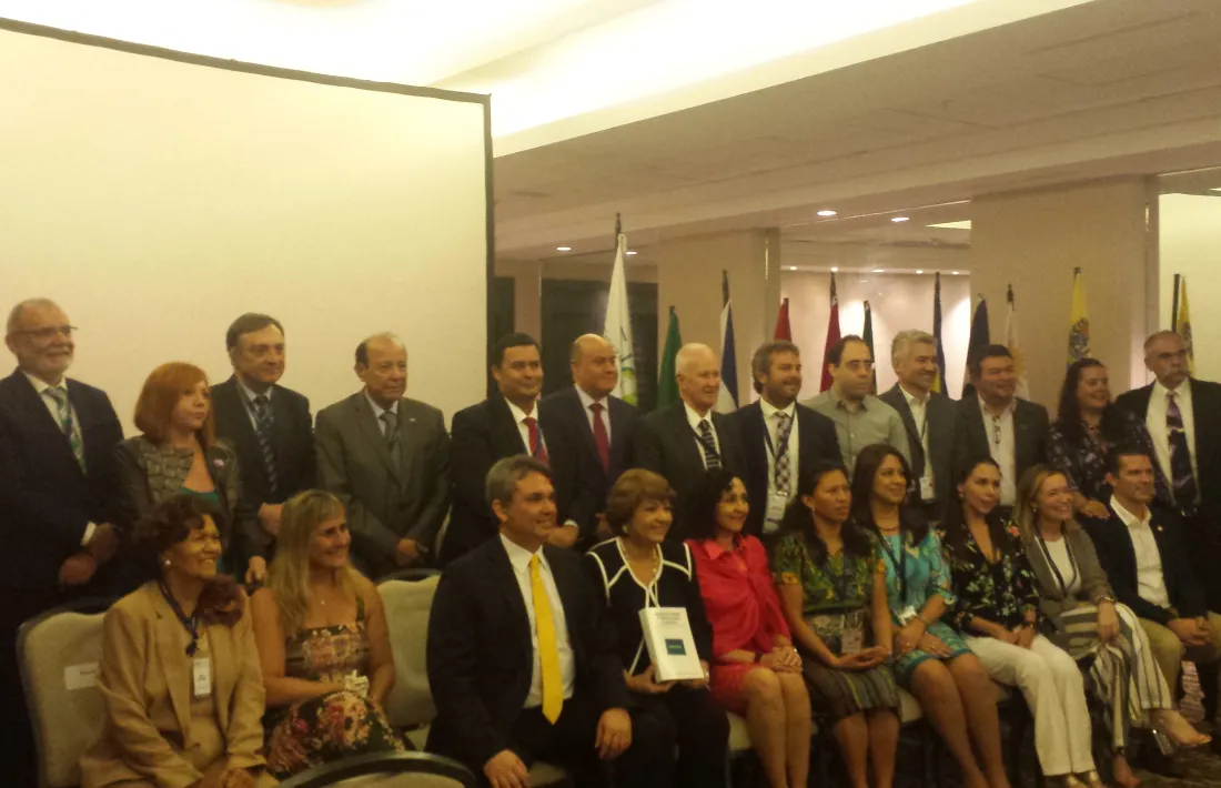 Marc Vila, a l’esquerra, amb la resta de representants d’Ombdusman a Panamà. 