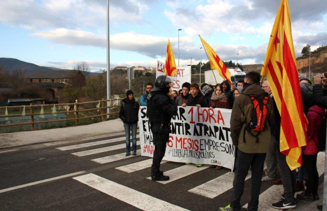 Els manifestants a l'entrada de la Seu d'Urgell. 