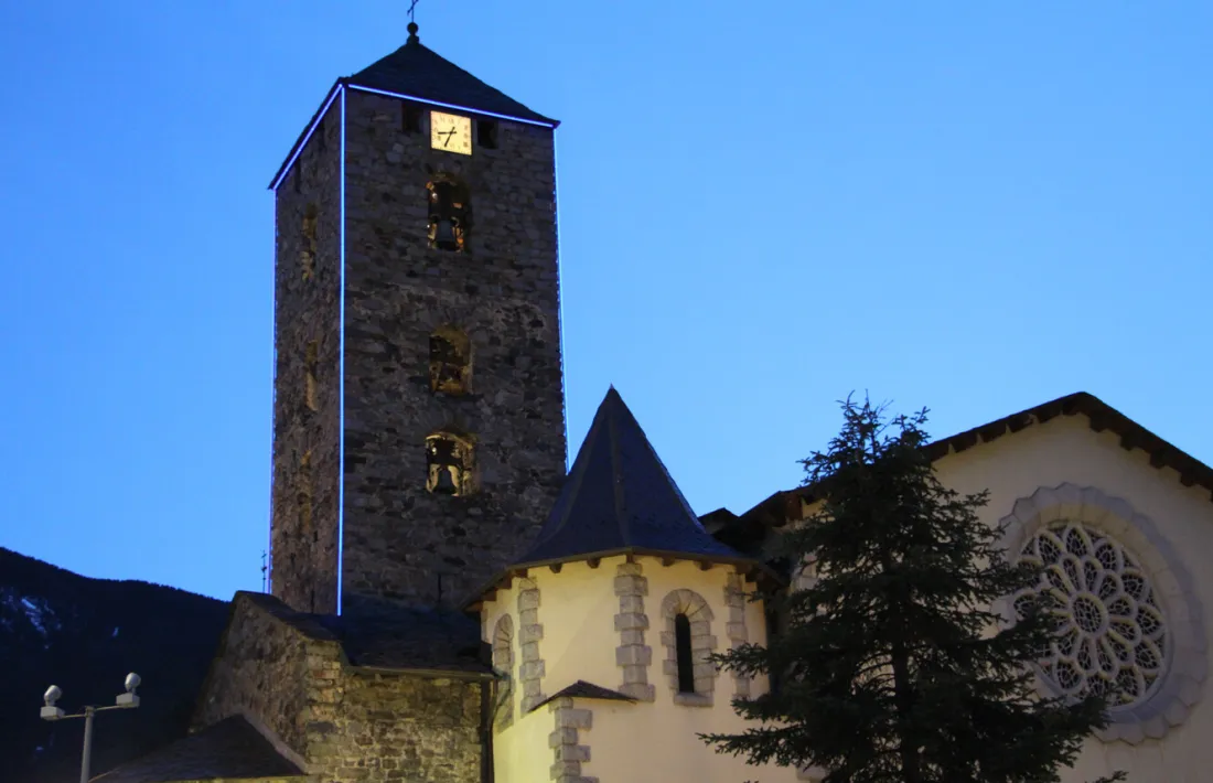 El campanar de l'església de sant Esteve, il·luminat de blau per l'autisme.