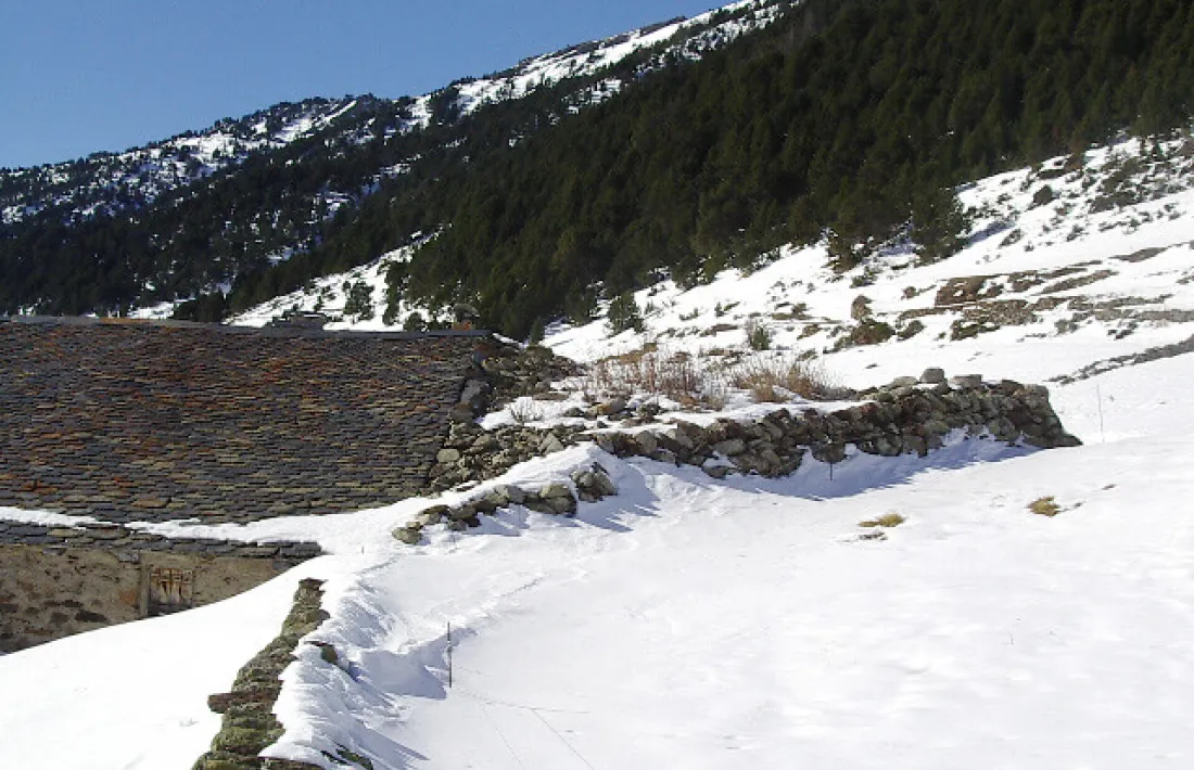 Para-allaus trinagular de pedra seca adossada a una borda d’Incles.