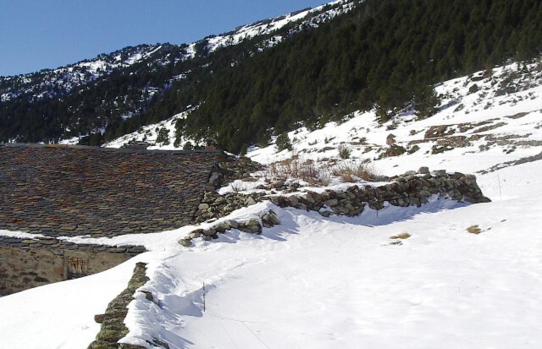 Para-allaus trinagular de pedra seca adossada a una borda d’Incles.
