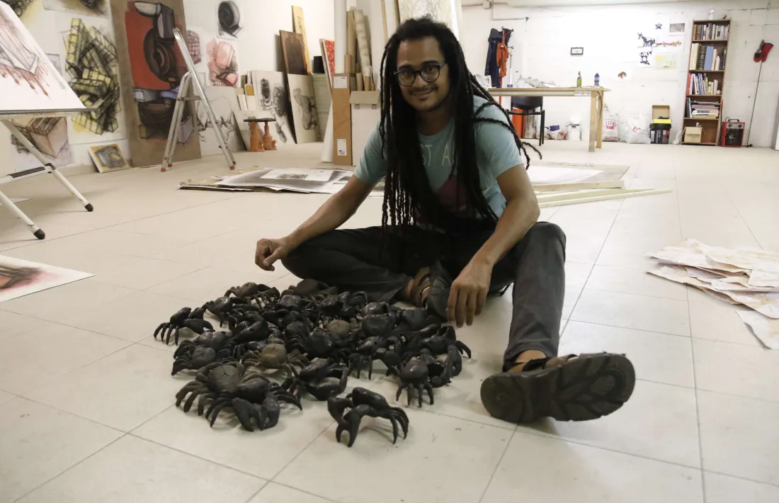 Javier Balmadesa, amb alguns dels crancs de la maqueta del projecte 'Migracions' que exposarà a València i Santander i pel qual ha rebut una ajuda de 10.000 euros.