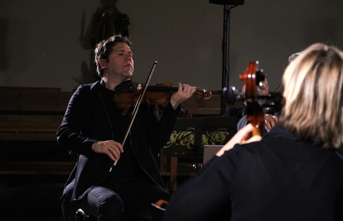 El violinista, Abel Tomàs, durant el concert a l'església Sant Esteve d'Andorra la Vella