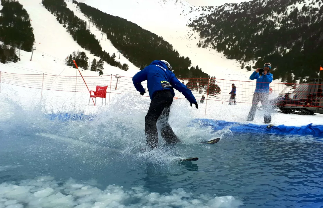 Un esquiador a la festa de final de temporada a Espot, durant el dia d’ahir.
