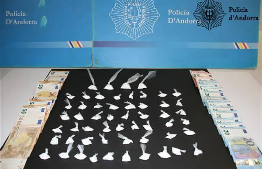 Els embolcalls amb els 49,7 grams de cocaïna i els diners decomissats per la policia en l’operació ‘Espai’.