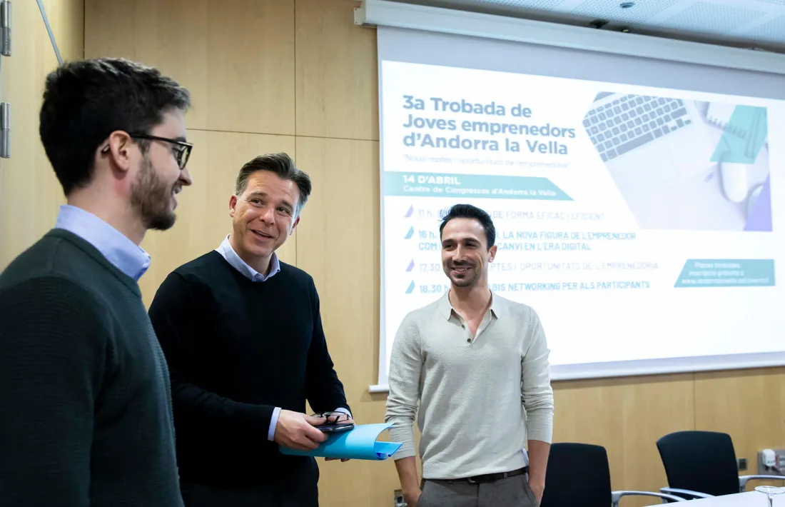 El cònsol menor, Marc Pons, i els dos ponents, Euge Oller i Miquel Román.