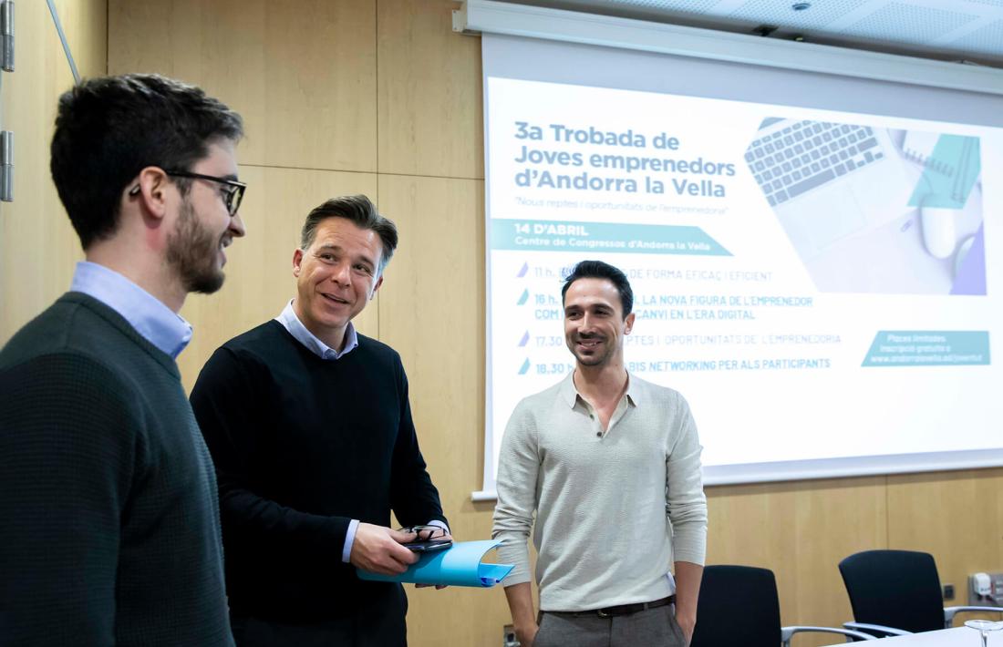 El cònsol menor, Marc Pons, i els dos ponents, Euge Oller i Miquel Román.