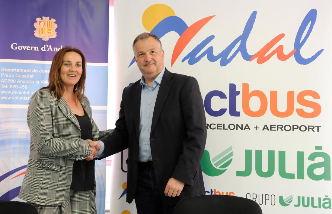 La ministra de Cultura, Joventut i Esports, Olga Gelabert, i el director d’Autocars Nadal Sau, Bartomeu Gabriel.