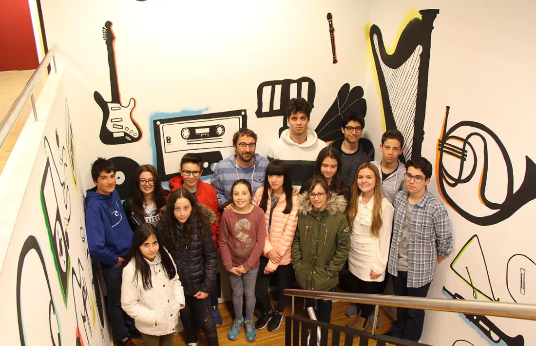 Alguns dels alumnes de teoria musical i el professor, Toni Gibert.