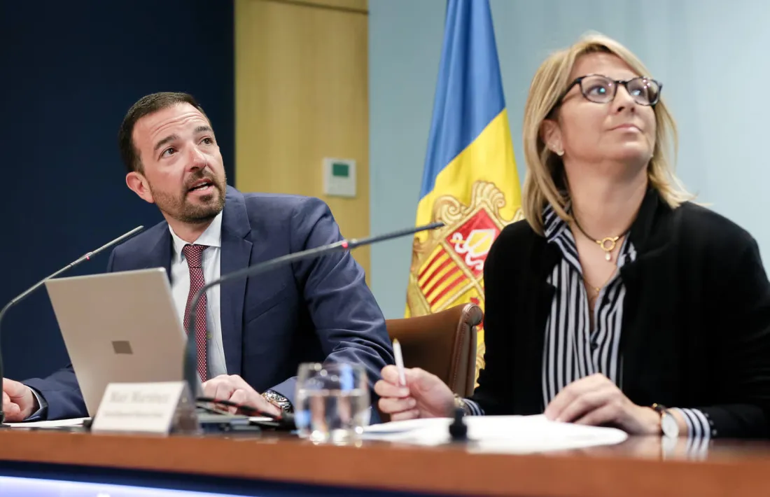 El ministre d'Ordenament Territorial, Jordi Torres, i la tècnica del ministeri, Mari Martínez, durant la roda de premsa.