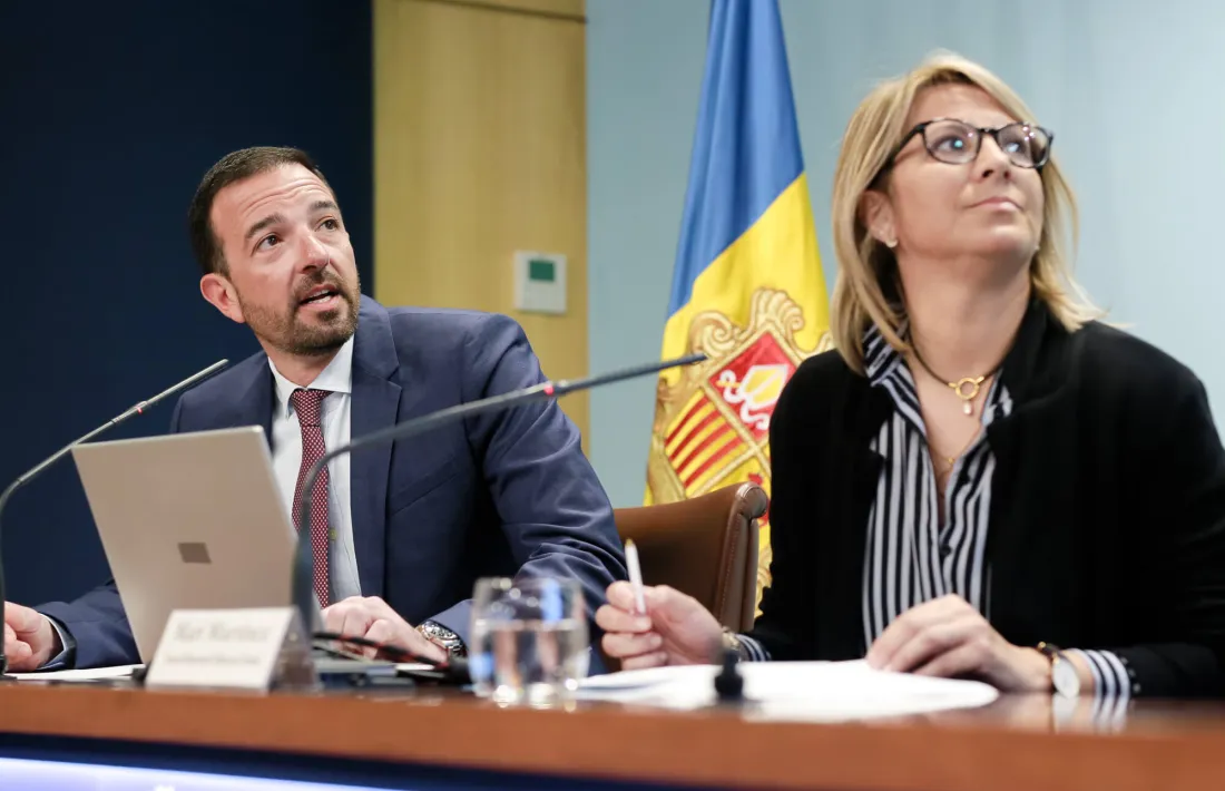 El ministre Jordi Torres i la tècnica d’Ordenament Territorial, Mari Martínez, ahir. 