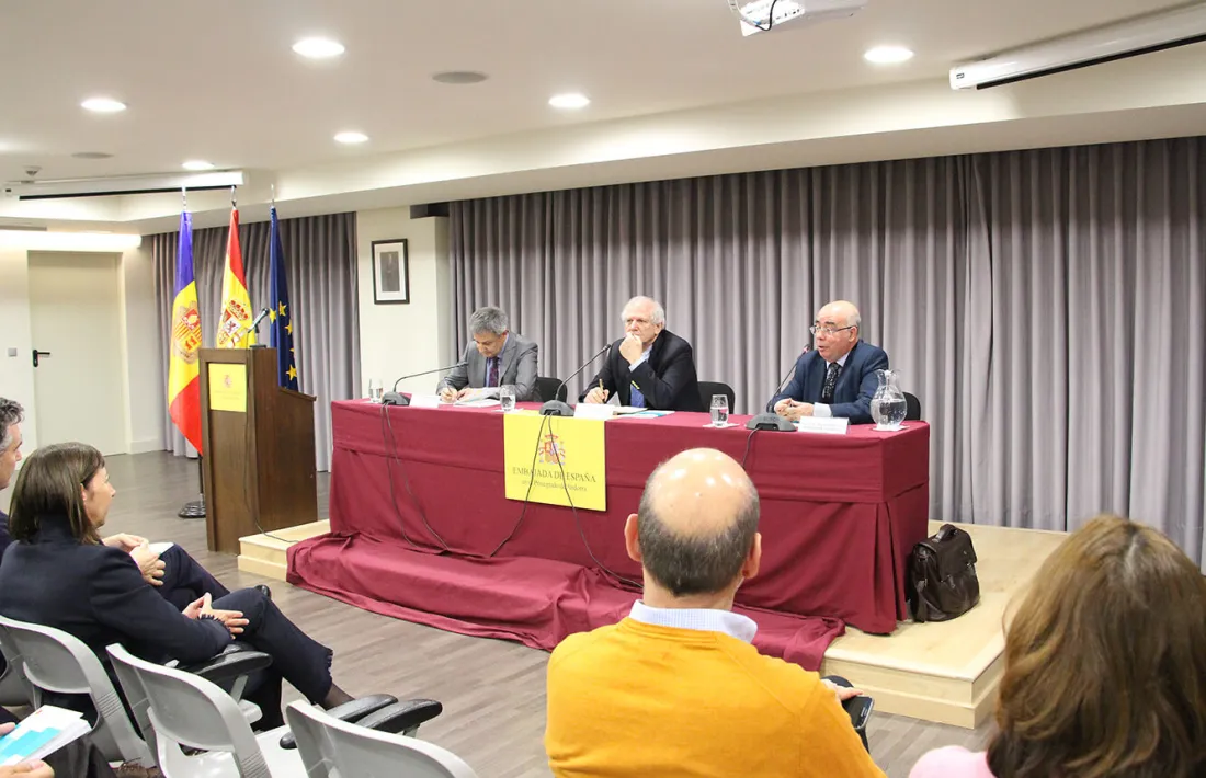 Un moment de la conferència de l'historiador Carlos Malamud a l'ambaixada d'Espanya.