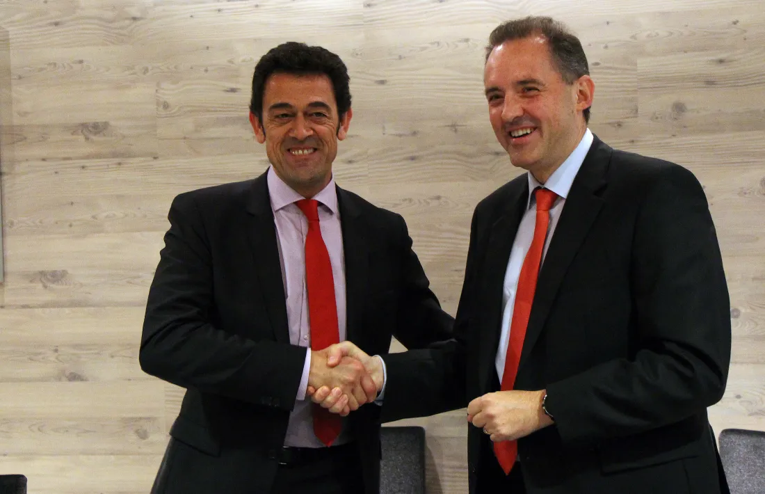 El consol major d'Ordino, Josep Àngel Mortés, i el director general d'Andorra Telecom, Jordi Nadal, signen el contracte per traslladar la plataforma informàtica del comú al núvol.