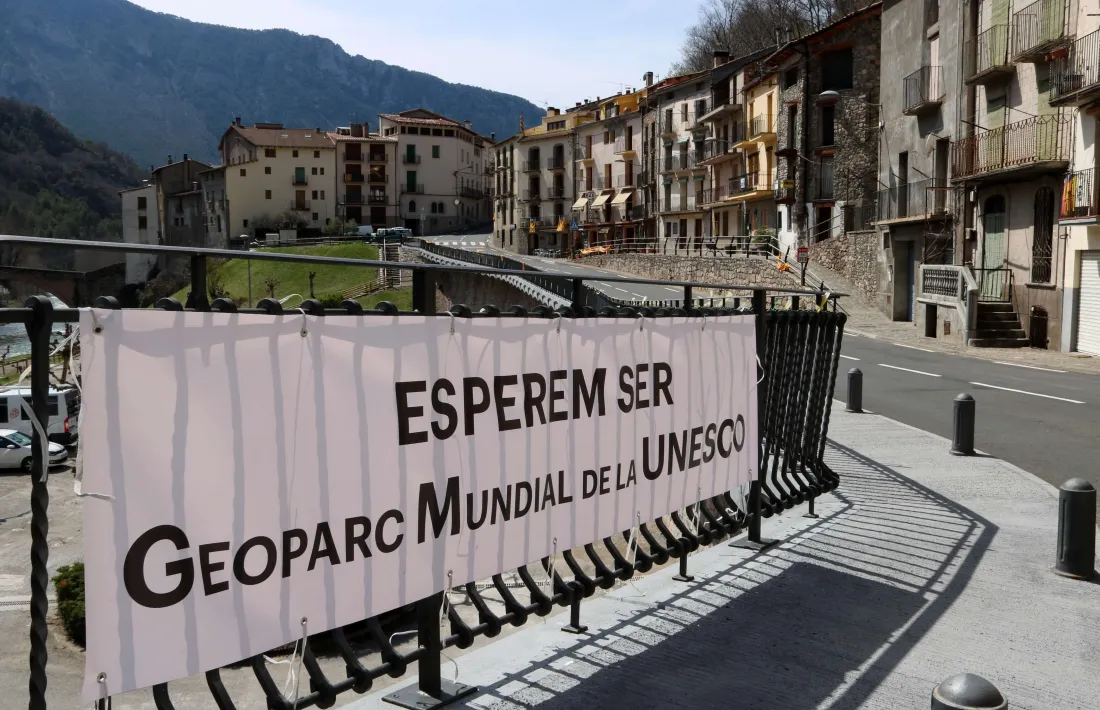 Una pancarta per mostrar el suport a la candidatura per ser Geoparc.