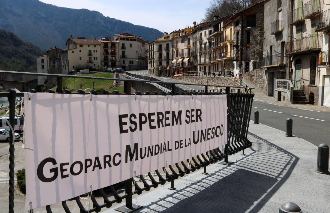 Una pancarta per mostrar el suport a la candidatura per ser Geoparc.