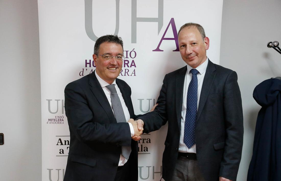 Manel Ara i Carles Ramos després de l’assemblea de la Unió Hotelera d’Andorra, ahir.