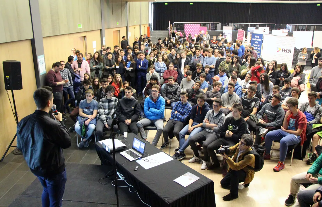 Màxima expectació per veure al 'youtuber' The Grefg, durant la seva conferència al Fòrum Estudiants-Empresa.