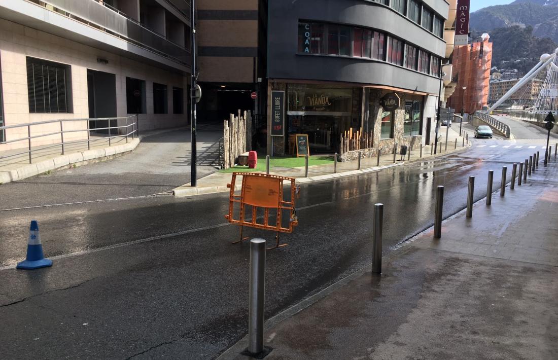 Fuita d'aigua a l'avinguda Doctor Mitjavila, aquest diumenge al matí.