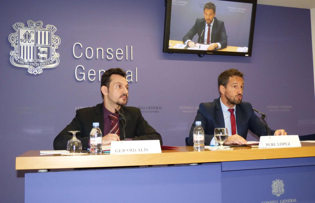 Els consellers generals Gerard Alís i Pere López van presentar ahir les reserves d’esmena del PS al text de modificació de l’IS.