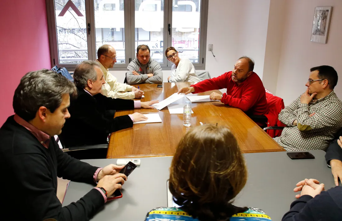 Un moment de la reunió dels sindicats amb SDP.