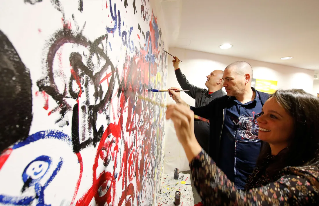 El mural del vestíbul va començar ahir a prendre forma.