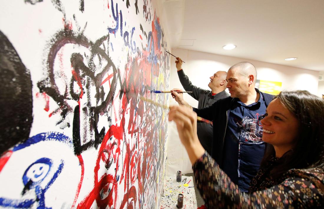 El mural del vestíbul va començar ahir a prendre forma.