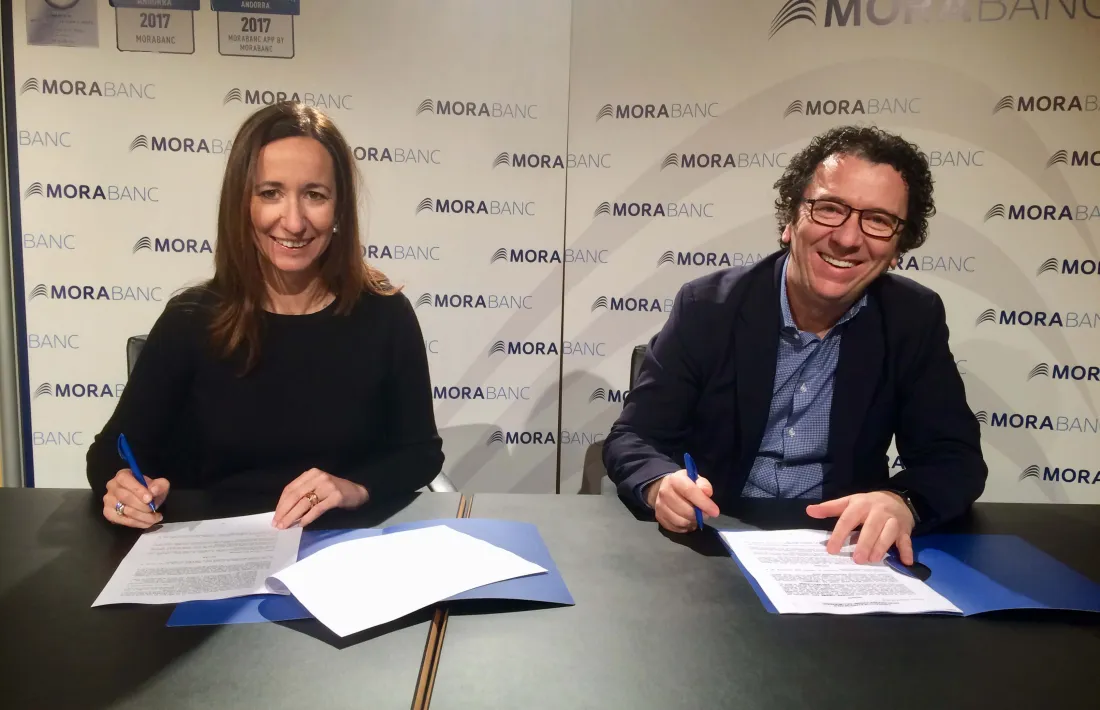 Gisela Villagordo, directora general adjunta de MoraBanc, i el gerent d’Andorra Turisme, Betim Budzaku, signen l'acord.