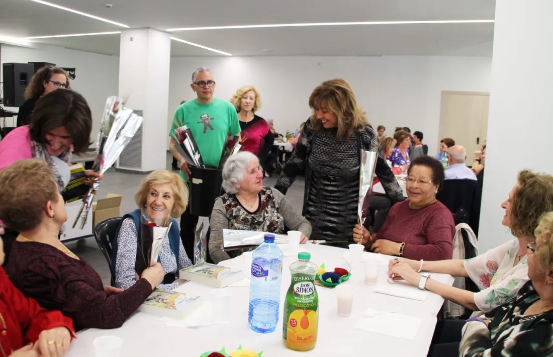 La cònsol major, Conxita Marsol, ha repartit roses i llibres entre la gent gran de la parròquia.