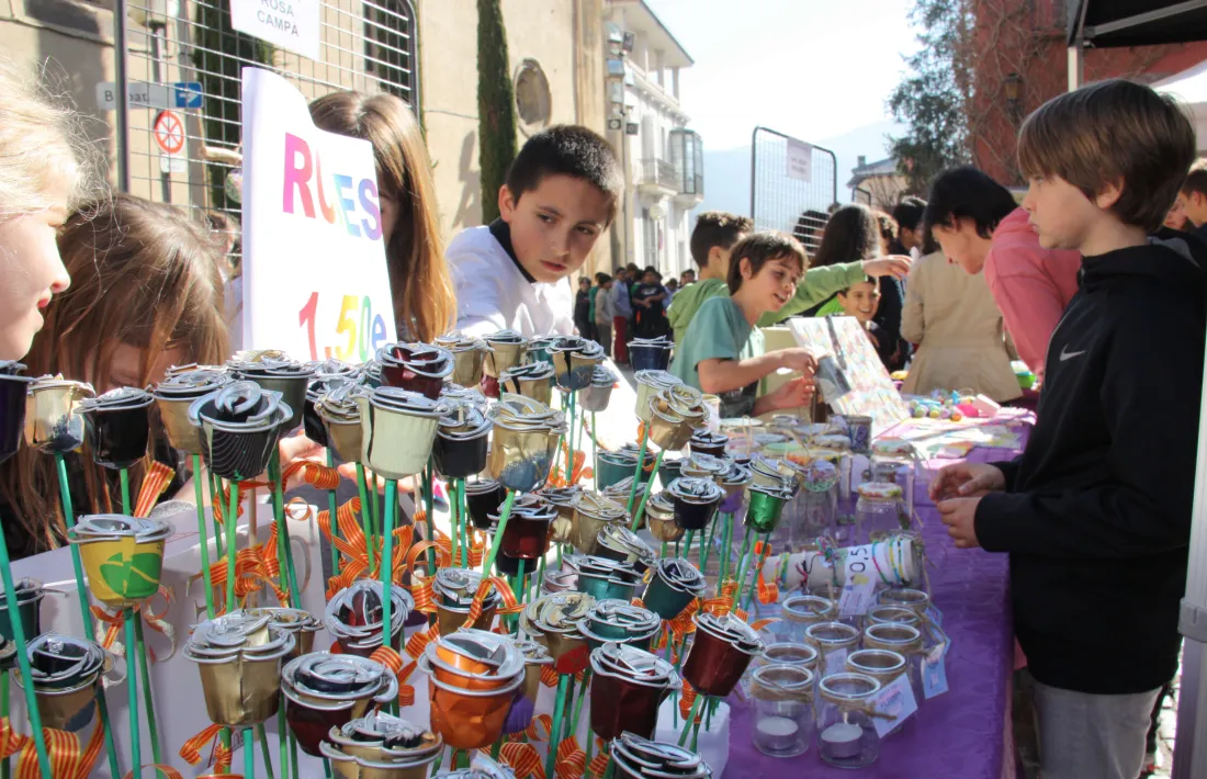 Roses elaborades pels alumnes durant la Fira de petits i joves emprenedors.
