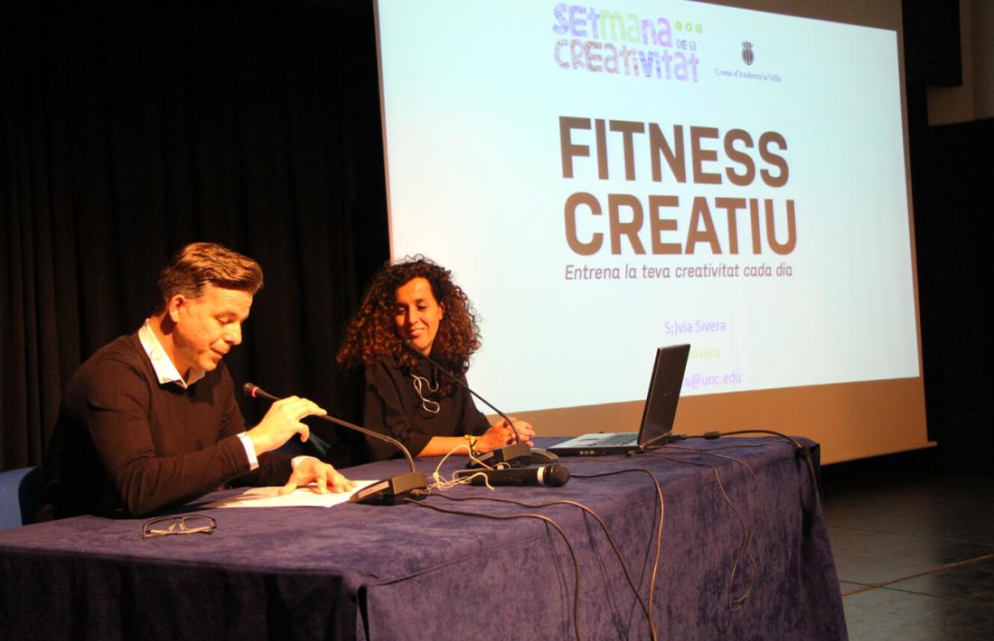 El cònsol menor d'Andorra la Vella, Marc Pons, i la creativa publicitària Sílvia Sivera, en un moment de l'inici de la conferència 'Fitness creatiu'.