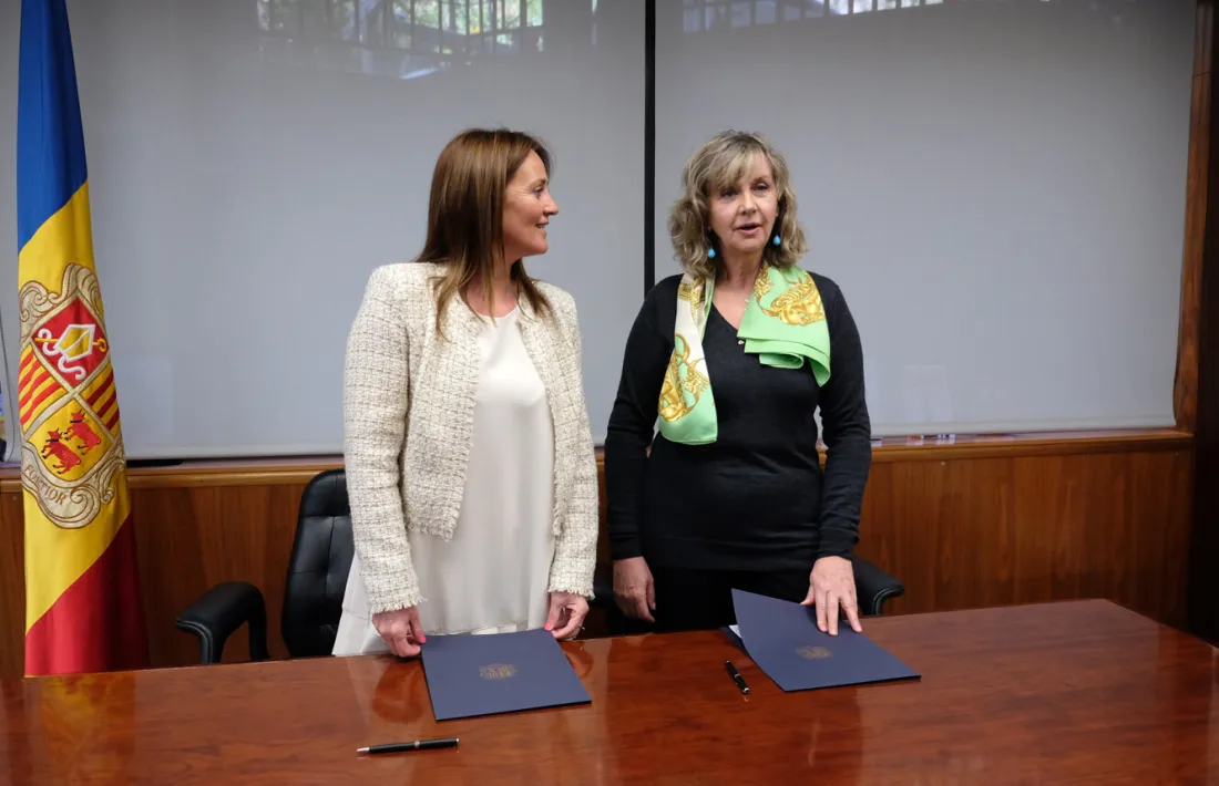 La ministra de Cultura, Joventut i Esports, Olga Gelabert, i la propietària de la sala d’exposicions de Cal Pal de la Cortinada, Maria Reig, durant l'acte de signatura del conveni.