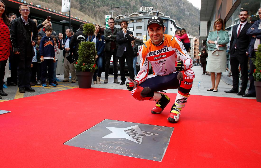 El campió del món de trial Toni Bou amb la seva estrella al Fener Boulevard.