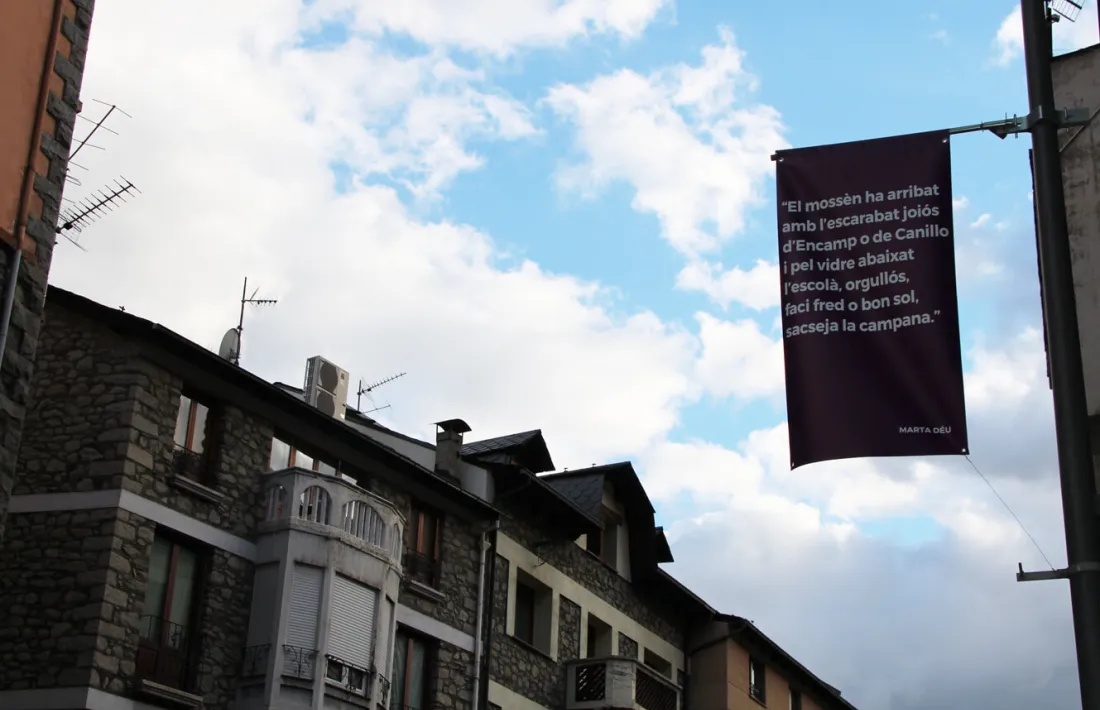 ANA/ Banderola amb una frase de l'escriptora Marta Déu, en una avinguda encampadana.