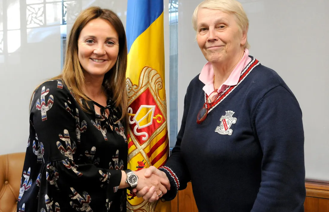 SFG/ La ministra de Cultura, Joventut i Esports, Olga Gelabert, amb la directora artística del Cor dels Petits Cantors, Catherine Metayer.