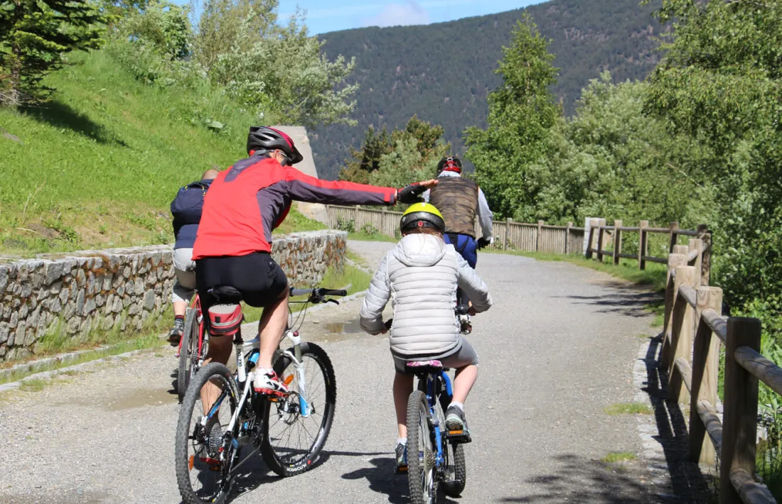 Un grup circula en bicicleta pel camí de les Pardines
